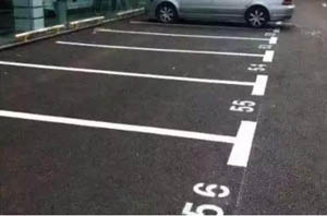 車子停在劃線的“停車位”上卻貼著違章停車罰單嗎？讓人不解？