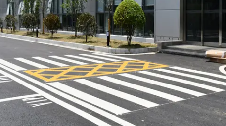 優(yōu)質(zhì)企業(yè)廠區(qū)道路劃線，高效安全的必備選擇！